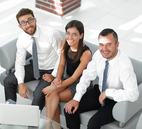 Vriendelijke business team zit in de lobby van het kantoor — Stockfoto