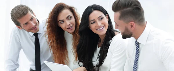 Equipo de negocios closeup.smiling con Tablet PC — Foto de Stock