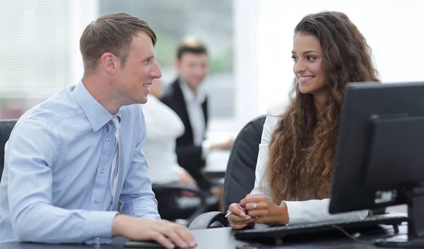 Manager and employee discuss work problem — Stock Photo, Image