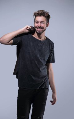 Gri bir arka plan üzerinde bir trendy sakallı adam portresi