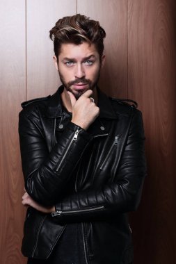 Deri ceketli adam modası, ahşap arka plan