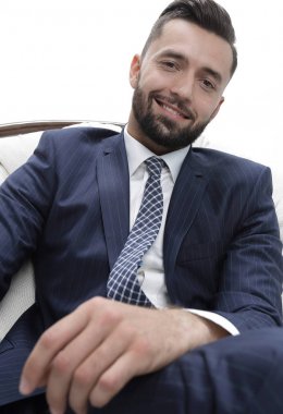 Kendine güvenen işadamı bir sandalyede oturuyor