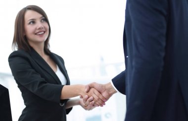 başarılı bir sunum sonrası el sıkışan iş arkadaşları.