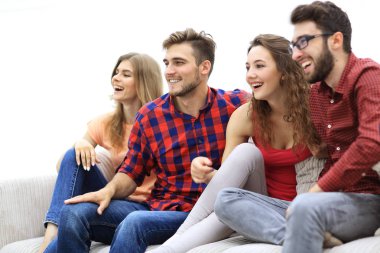 kanepede oturan ve onların favori takım için köklenme genç arkadaşlar