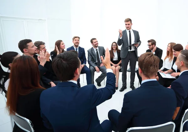 Entrenador experto hace preguntas a los participantes de la formación. — Foto de Stock