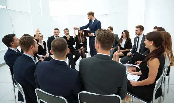 Equipe de negócios na sessão sobre a formação de equipe . — Fotografia de Stock