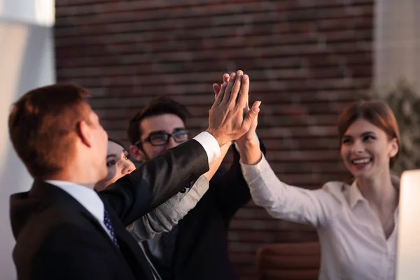 Exitoso equipo de negocios dándose unos a otros un máximo de cinco — Foto de Stock