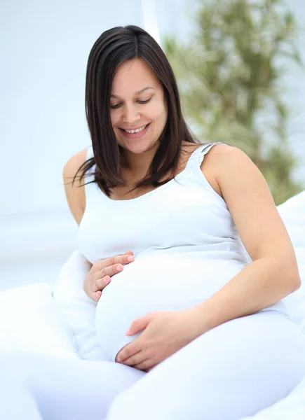 Porträtt av en glad gravid kvinna. — Stockfoto