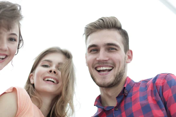 Gros plan de trois jeunes gens souriant sur fond blanc — Photo