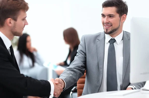 Handshake Manager a klient v kanceláři. — Stock fotografie