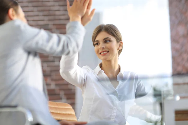 Medlemmar i affärsteamet ger varandra en high five. — Stockfoto