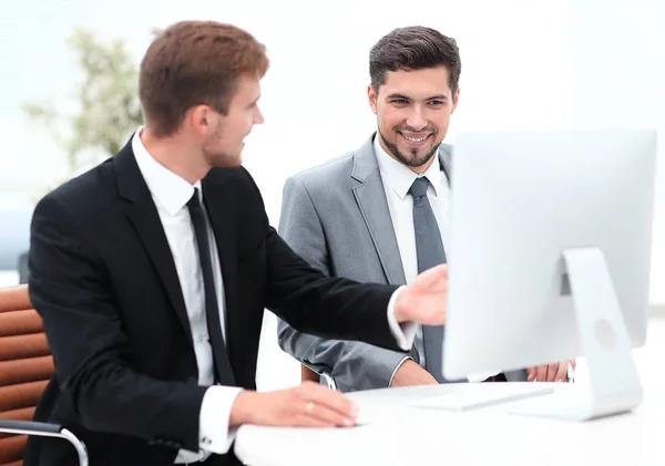 Mitarbeiter reden hinter einem Schreibtisch — Stockfoto