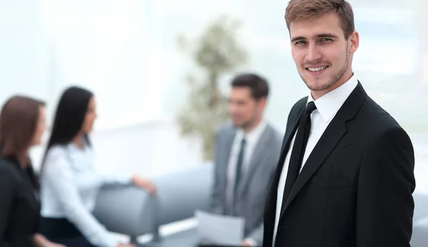 Portrait d'un homme d'affaires confiant sur fond de bureau . — Photo