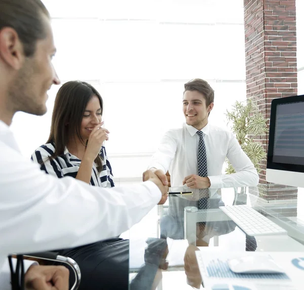 Stretta di mano ravvicinata dei partner commerciali — Foto Stock