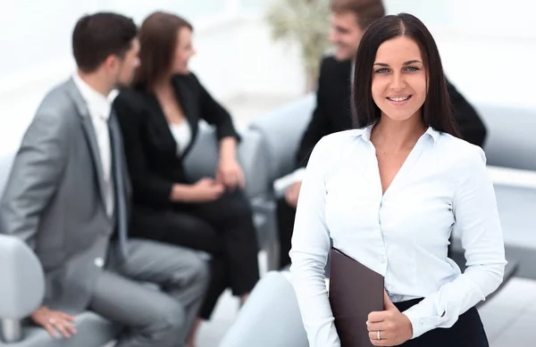 Sorridente assistente feminina com documentos — Fotografia de Stock