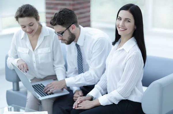 Retrato de uma jovem empresária de sucesso . — Fotografia de Stock