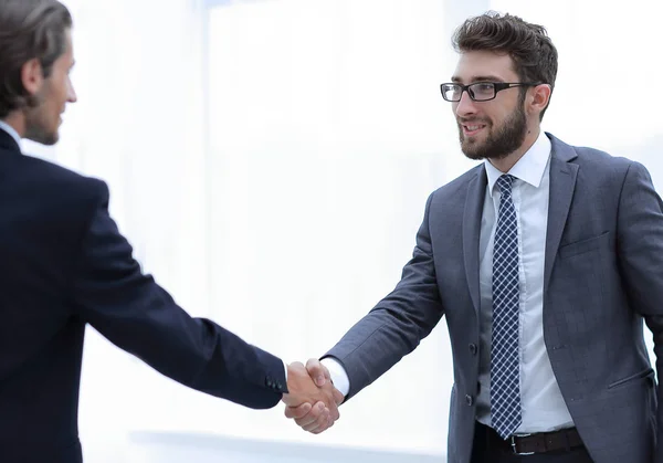 Benvenuto e stretta di mano dei partner commerciali — Foto Stock