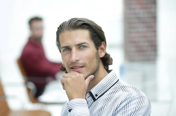 Selbstbewusster Geschäftsmann im Hintergrund des Amtes. — Stockfoto