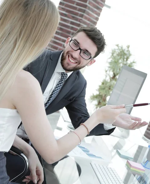 Colleghi d'affari che discutono documenti finanziari — Foto Stock