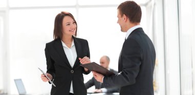 iş arkadaşları ofiste iş sorunları tartışıyor