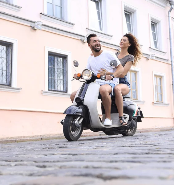 Вид в полный рост на счастливую пару, катающуюся на ретро мотоцикле — стоковое фото