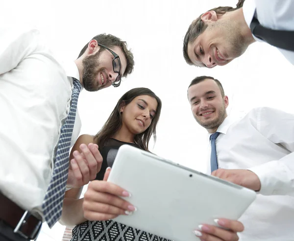 Primo piano del team aziendale guardando tablet digitale . — Foto Stock