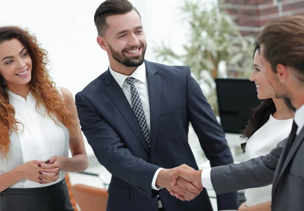 Obchodní partneři v kanceláři handshake. — Stock fotografie