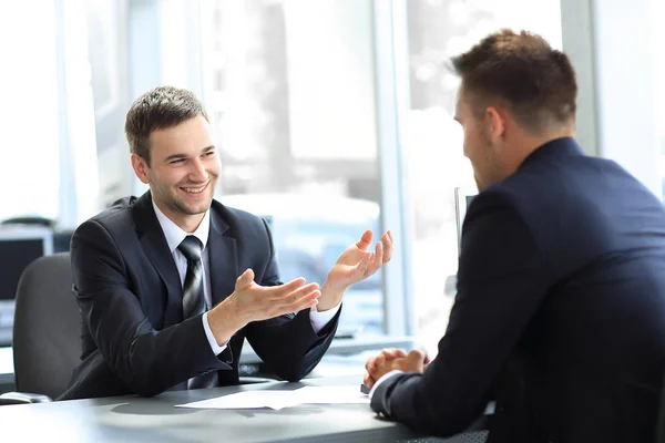 Affärspartners pratar medan du sitter vid skrivbordet — Stockfoto