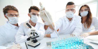 Kimyasal laboratuvar çalışması sırasında bilim adamları