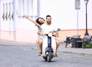 Cool adam ve güzel kız ifade ile scooter üzerinde sürme
