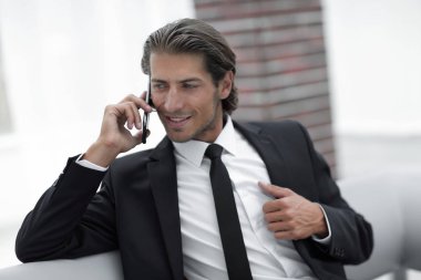 İş adamı akıllı telefondan konuşuyor..