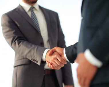 Dost gülümseyen iş adamları el sıkışma. İş kavramı fotoğraf