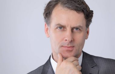 ciddi bir iş adamı closeup yüzü.