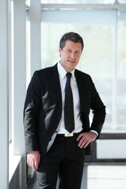 arka plan bulanık üzerinde emin işadamı portresi