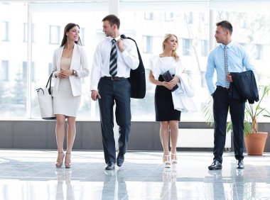 modern ofis lobide duran iş adamları.