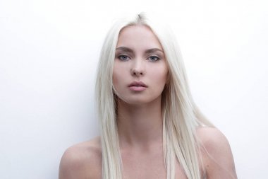 Endişeli, güzel bir sarışının yakın çekimi.