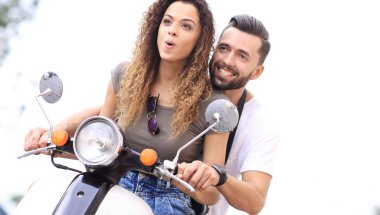 Bir şehirde güneşli bir günde sürme çekici çift