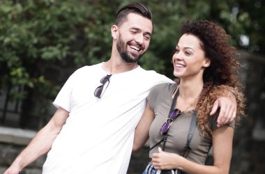 Kentsel sokakta yürüyen genç Çift