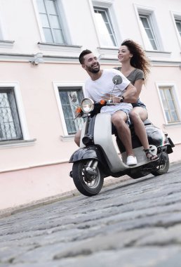 Mutlu çift retro motosiklet sürme tam uzunlukta yan görünüm