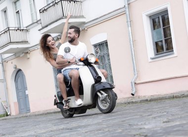 Mutlu çift retro motosiklet sürme tam uzunlukta yan görünüm