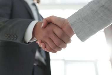 Gülümseyen iş adamı el sıkışma ortak toplantısında heyecanlı,