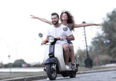 Mutlu çift scooter yaz tatil tatile heyecanlı sürüş