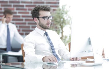 Yöneticisi inşaat üstünde bir bilgisayar