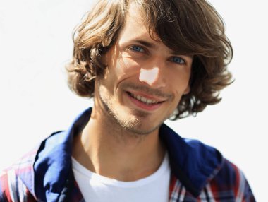 portre. şık bir ekose gömlekli adam. yakın çekim.