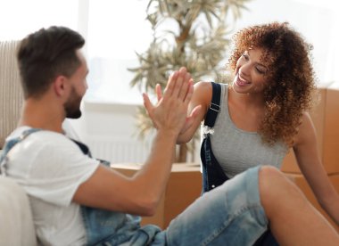 Birbirimizi beş yeni bir ev ile veren genç Çift