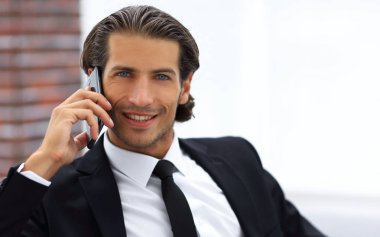 İş adamı akıllı telefondan konuşuyor..