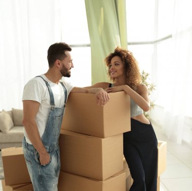 Sevgi dolu çift ayakta kutuları yanında