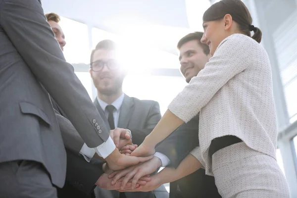 Primo piano. team di lavoro con le mani giunte — Foto Stock