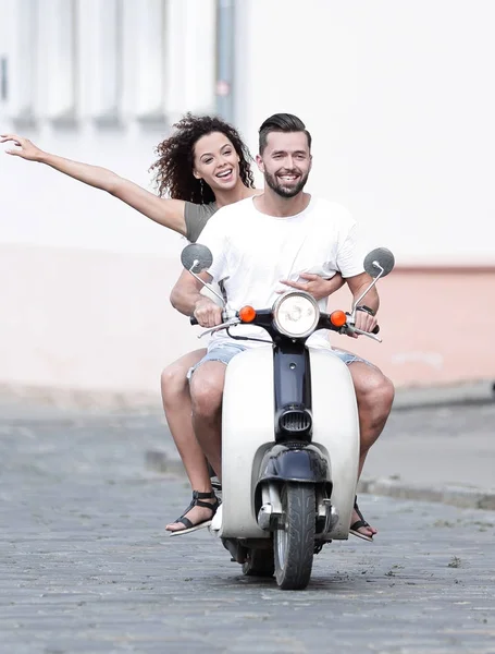 Cool man en mooi meisje rijden op scooter met expressie — Stockfoto