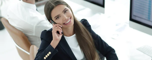 Employée parlant sur un téléphone portable avec un client — Photo